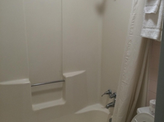 Hillcrest Inn & Suites主图