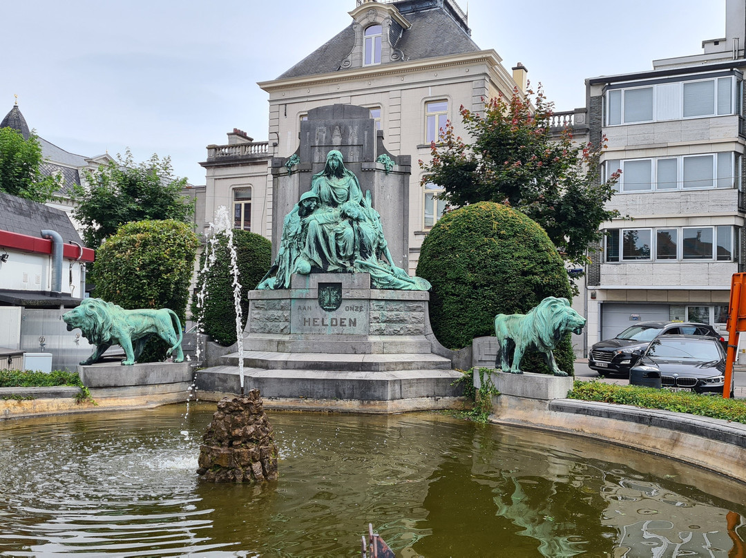 Oorlogsmonument Met Fontein景点图片