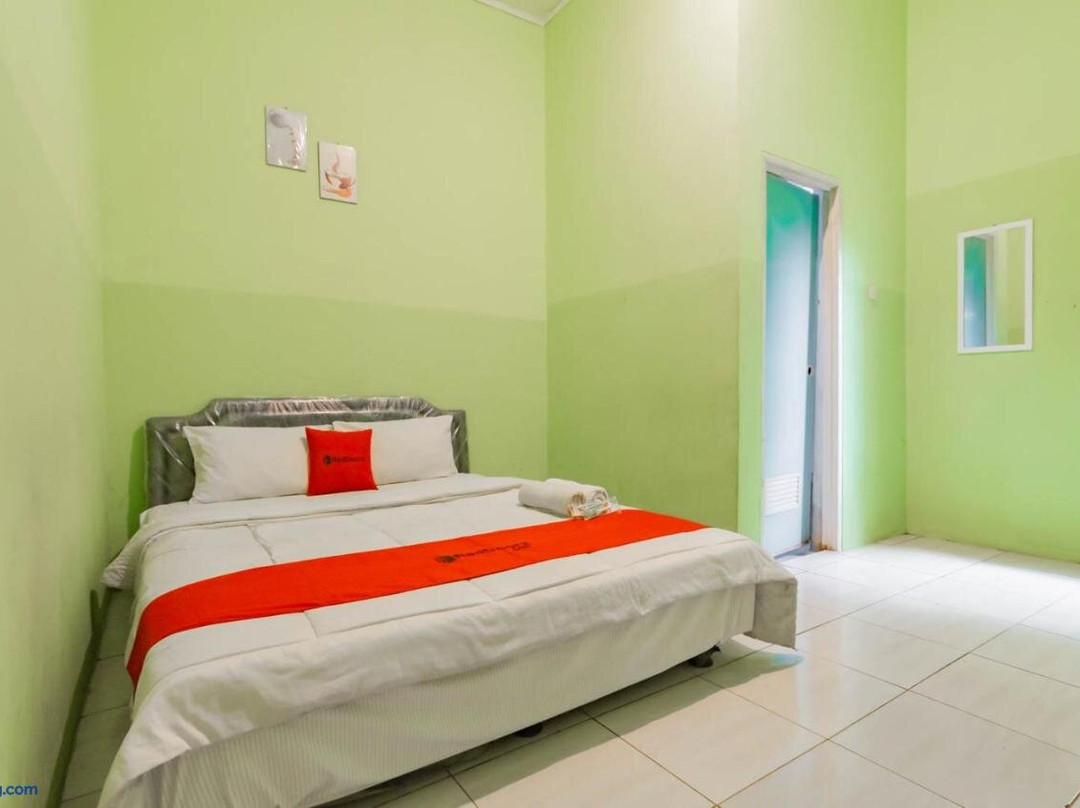 RedDoorz near Tugu Pramuka CIanjur