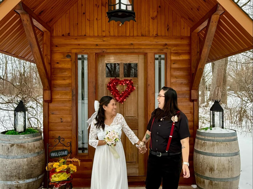 Elope Niagara's Little Log Wedding Chapel景点图片