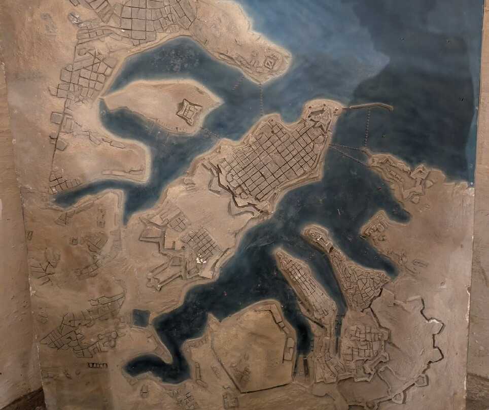 War HQ Tunnels景点图片