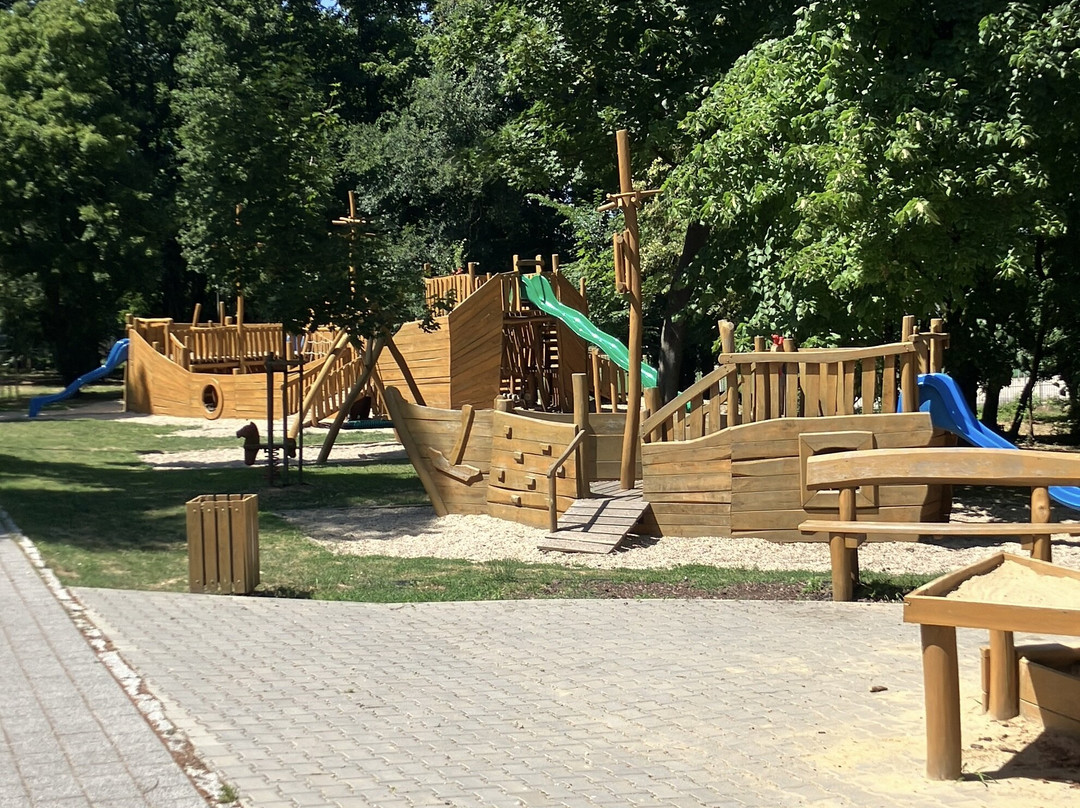 Spielplatz Park-Mojmirovce必去景点