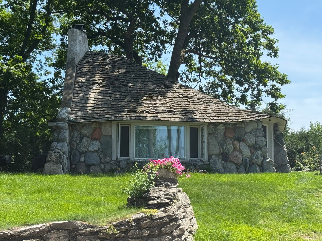 Mushroom House Tours-夏洛瓦必去景点