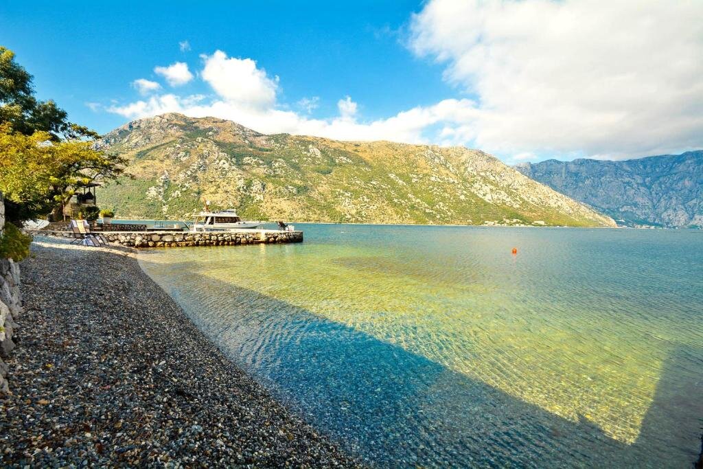 Step to Kotor Bay Stoliv-泳池