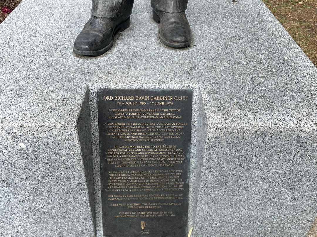 LORD Richard Gavin Gardiner Casey Statue-伯威克必去景点