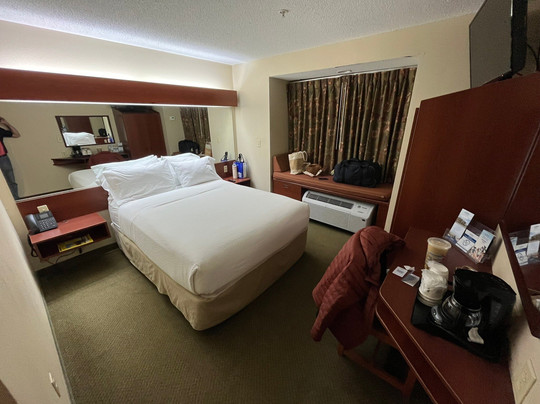 哈蒂斯堡麦克罗特客栈及套房酒店主图