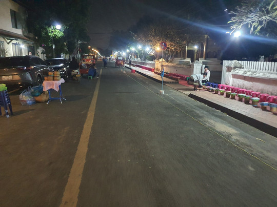 布施仪式-琅勃拉邦必去景点