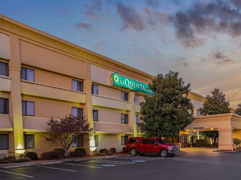 小石城北部麦凯恩购物中心拉昆塔温德姆套房酒店