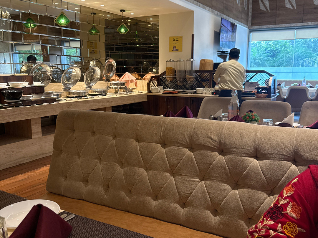 罗纳瓦拉兰花酒店主图