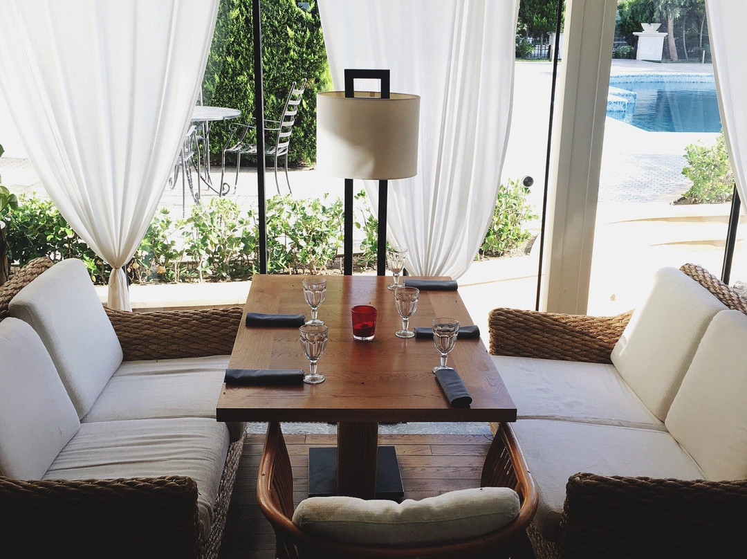 Sea Breeze White Villas Apartments Aparthotel