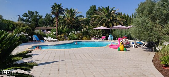 Domaine les Magasins-泳池