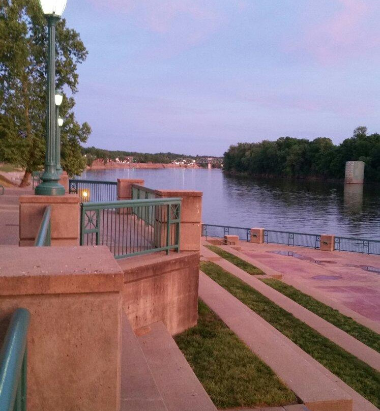 克拉克斯维尔旅游景点-McGregor Park Riverwalk