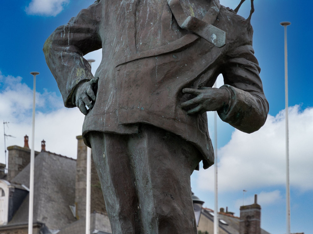 Statue d'Alfred Hitchcock-迪纳尔必去景点