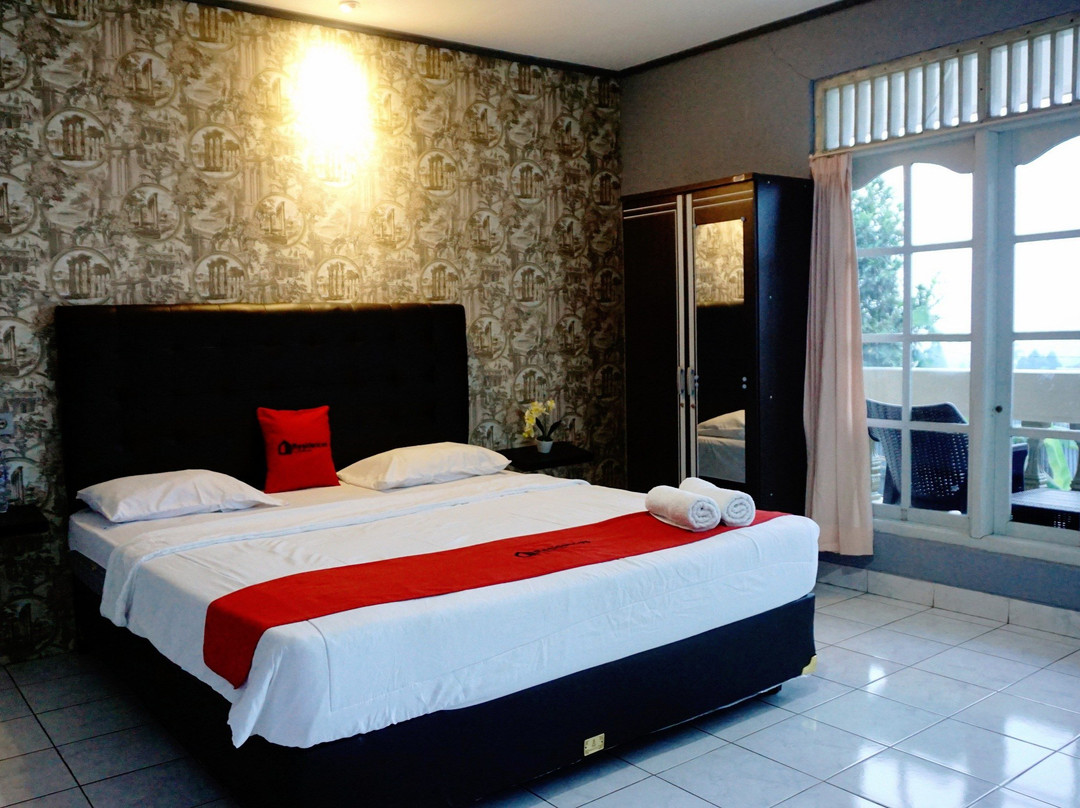 Residences By RedDoorz Near Taman Safari主图