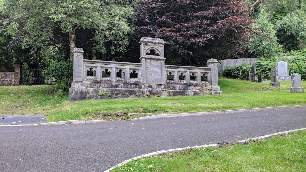 Largs Cemetery景点图片