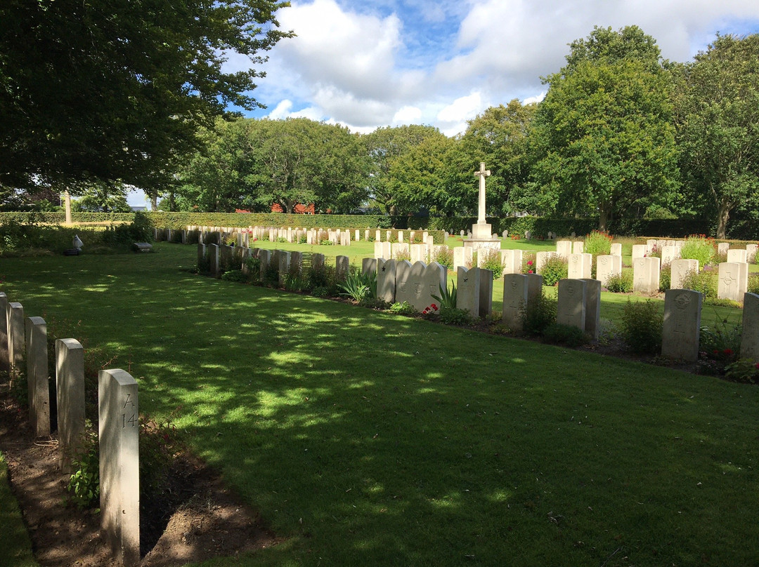 Favrlund Gravlund (War cemetery)-艾斯堡必去景点