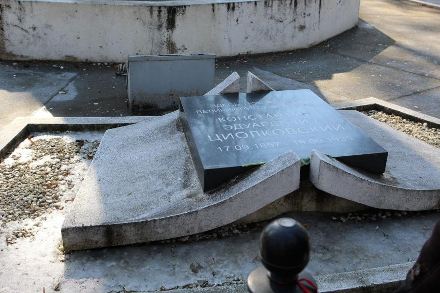 Obelisk at the Grave of K.E. Tsiolkovskiy景点图片