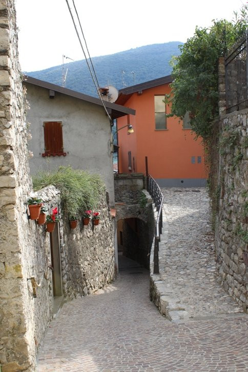 Palazzo Via Castello-蒙泰伊索拉必去景点