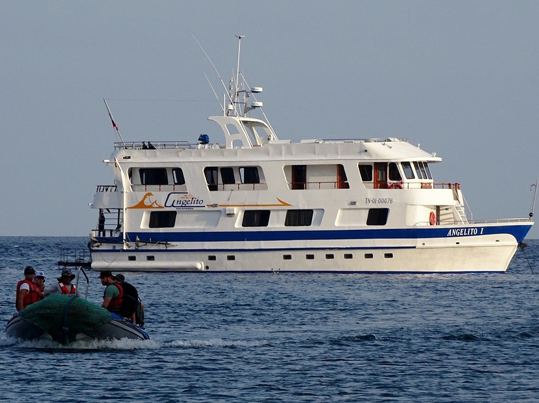 Yacht Angelito-阿约拉港必去景点