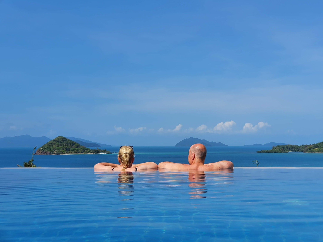 爱思兰达度假酒店主图