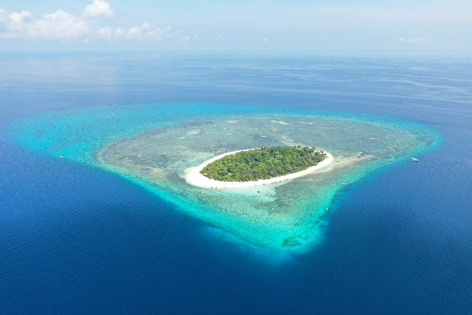 甘米银沙滩生态火山度假&潜水胜地主图