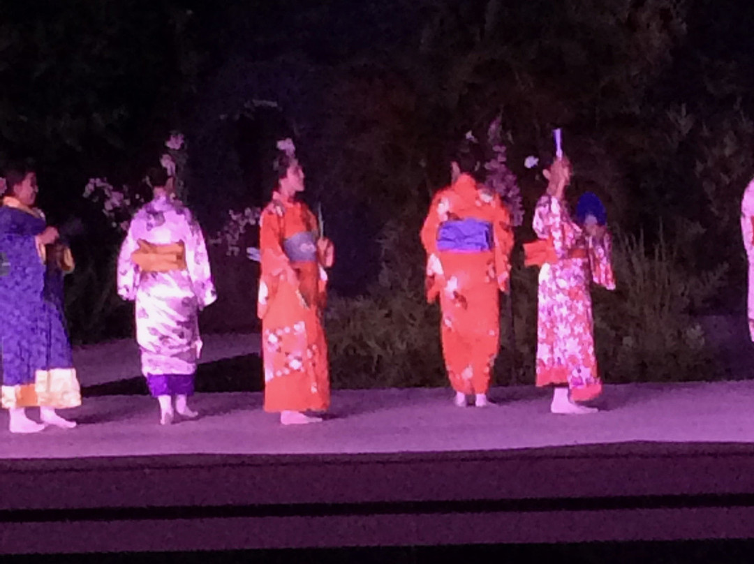 史密斯家族花园的烤猪大餐-利胡埃必去景点