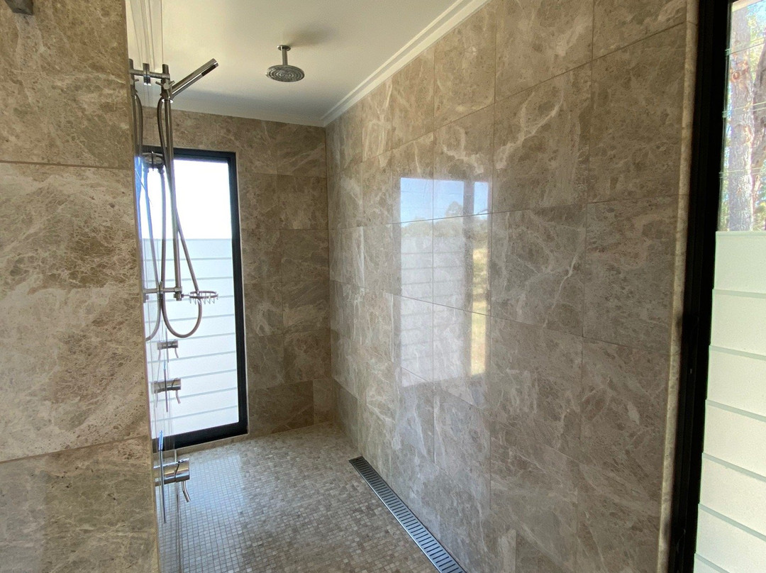 Chandeliers on Abbey主图