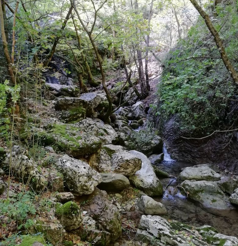 Mavri Spilia-Prousos必去景点