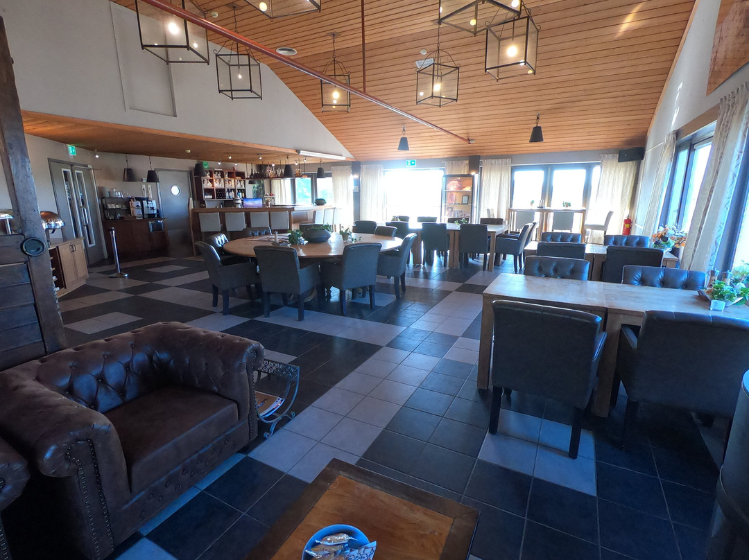 Human & Horse Hotel主图