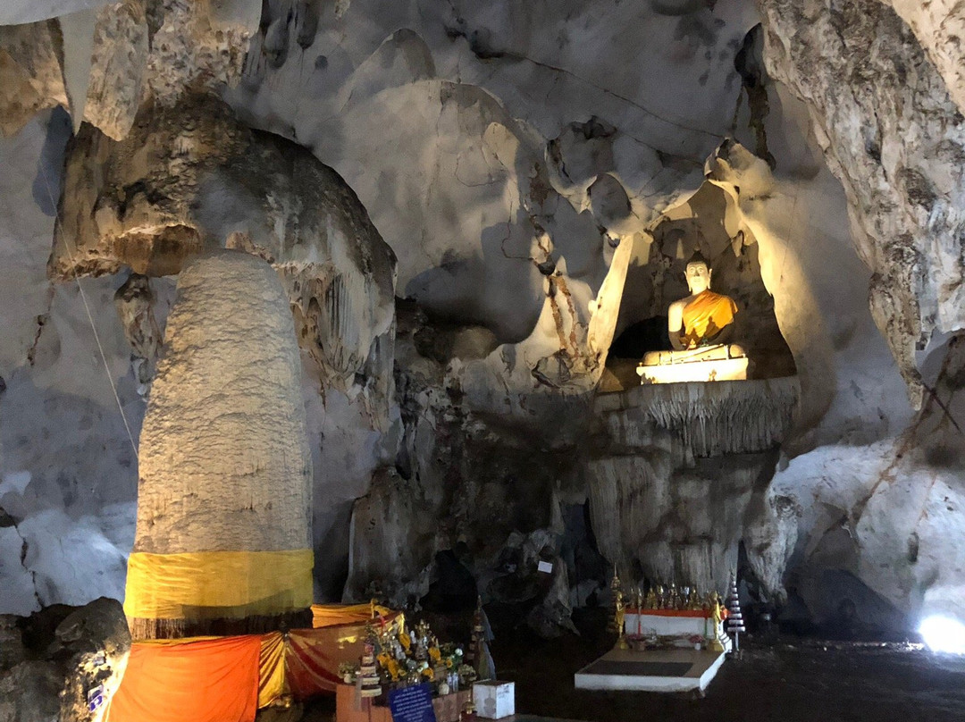 Phra Kruba Srivichai Shrine (Inside Muang On Cave)景点图片