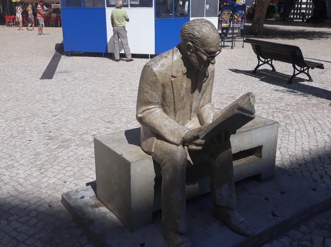 Estatua Dr. Horacio Louro-卡帕丽卡海岸必去景点