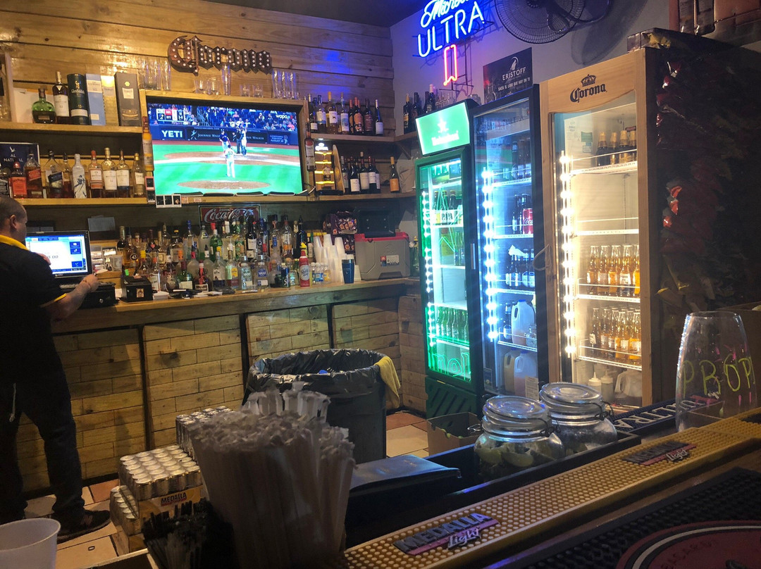 La Esquinita Bar & Grill 2