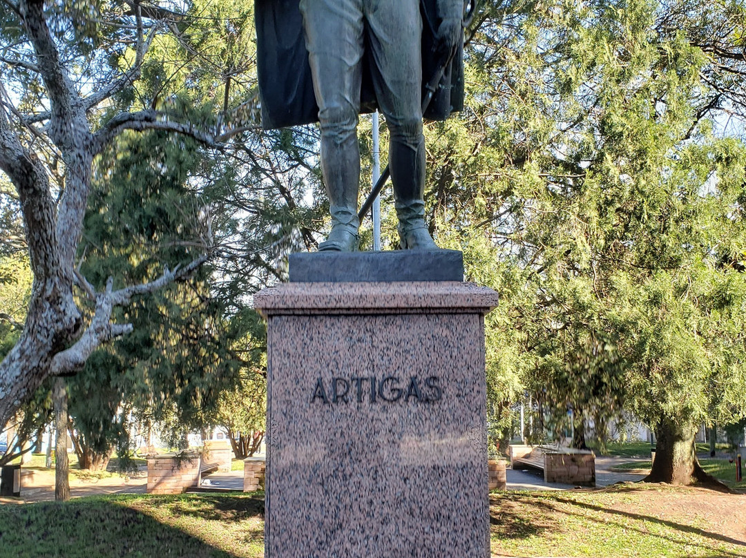 Plaza Artigas-Rivera必去景点