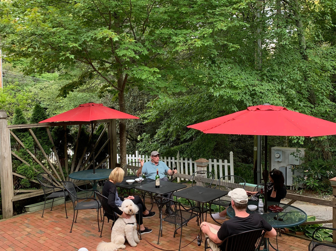 The Outpost Inn主图