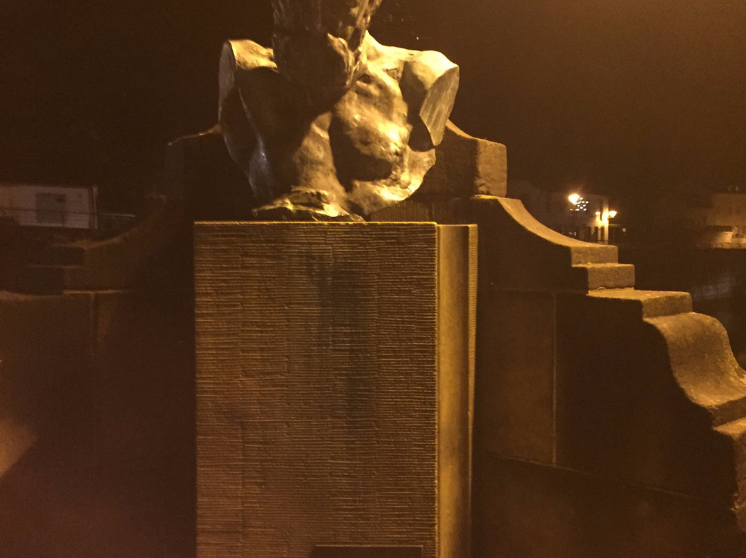 Bronze bust - Victor Hugo景点图片