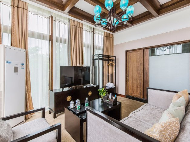 花间集驿栈主图