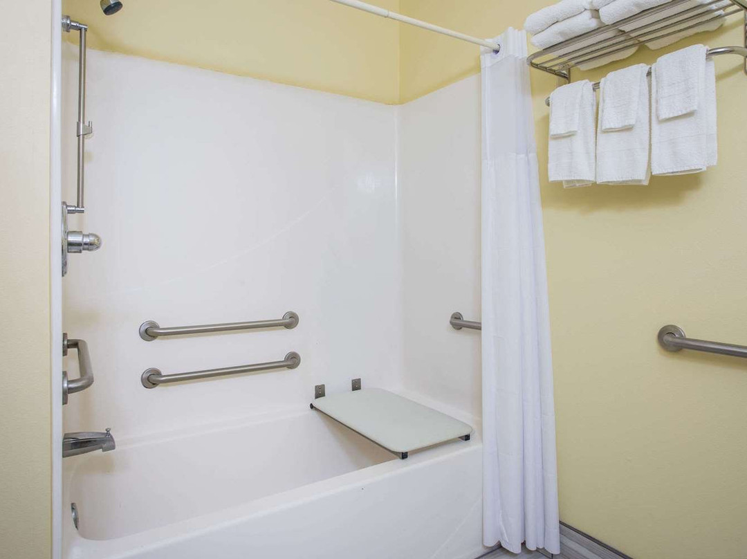 奥古斯塔艾森豪威尔堡附近温德姆戴斯套房汽车旅馆主图