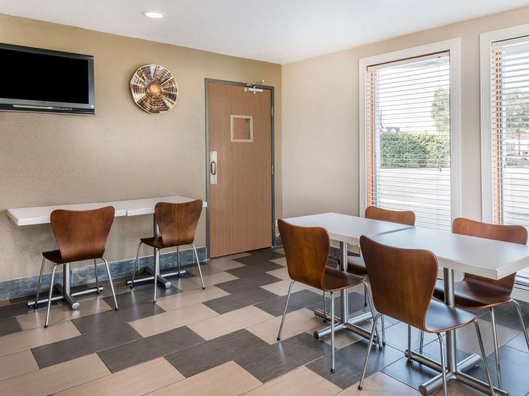 Super 8 by Wyndham Okawville主图