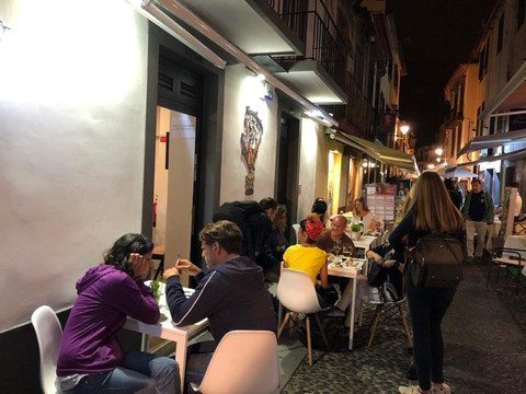 Revolucion Cocktail Bar-沙尔必去景点