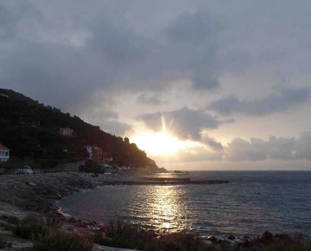 Oneglia Beach-因佩里亚必去景点