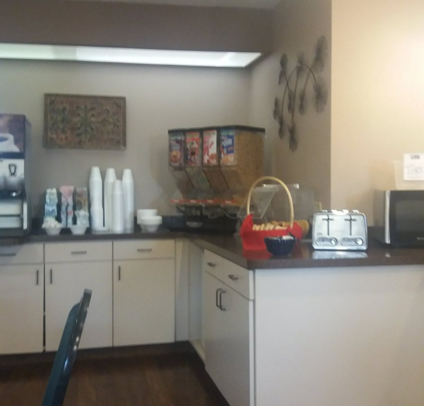 Ten Pin Inn & Suites主图