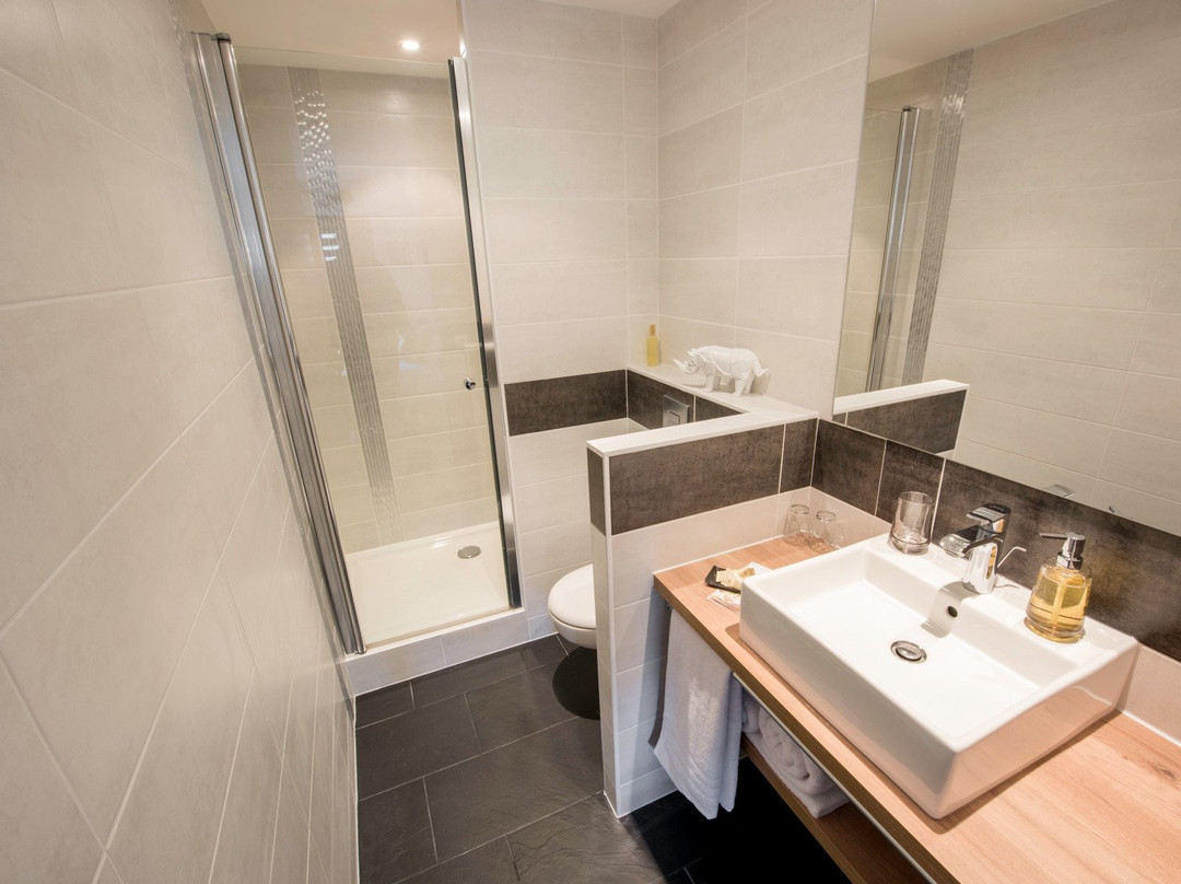 A l'Ombre des Pins主图