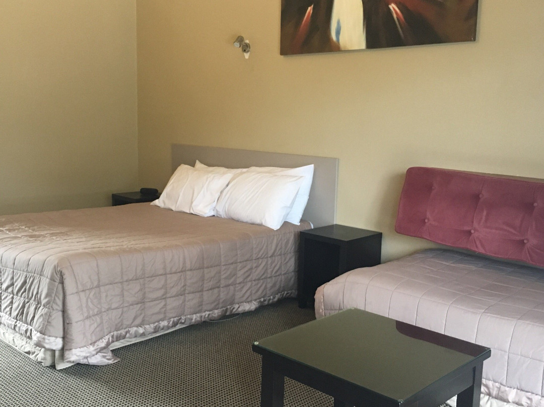 Highwayman Motel主图