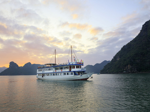 La Paci Cruises-下龙湾必去景点