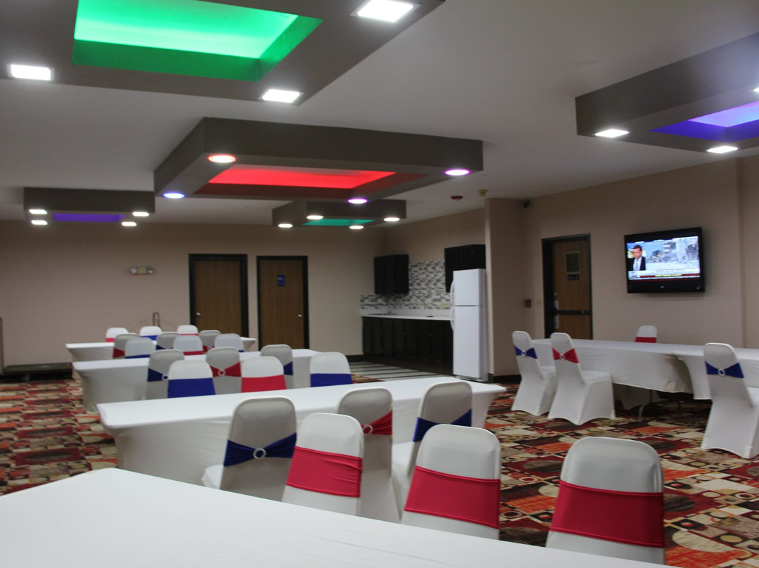 Westbridge Inn & Suites主图