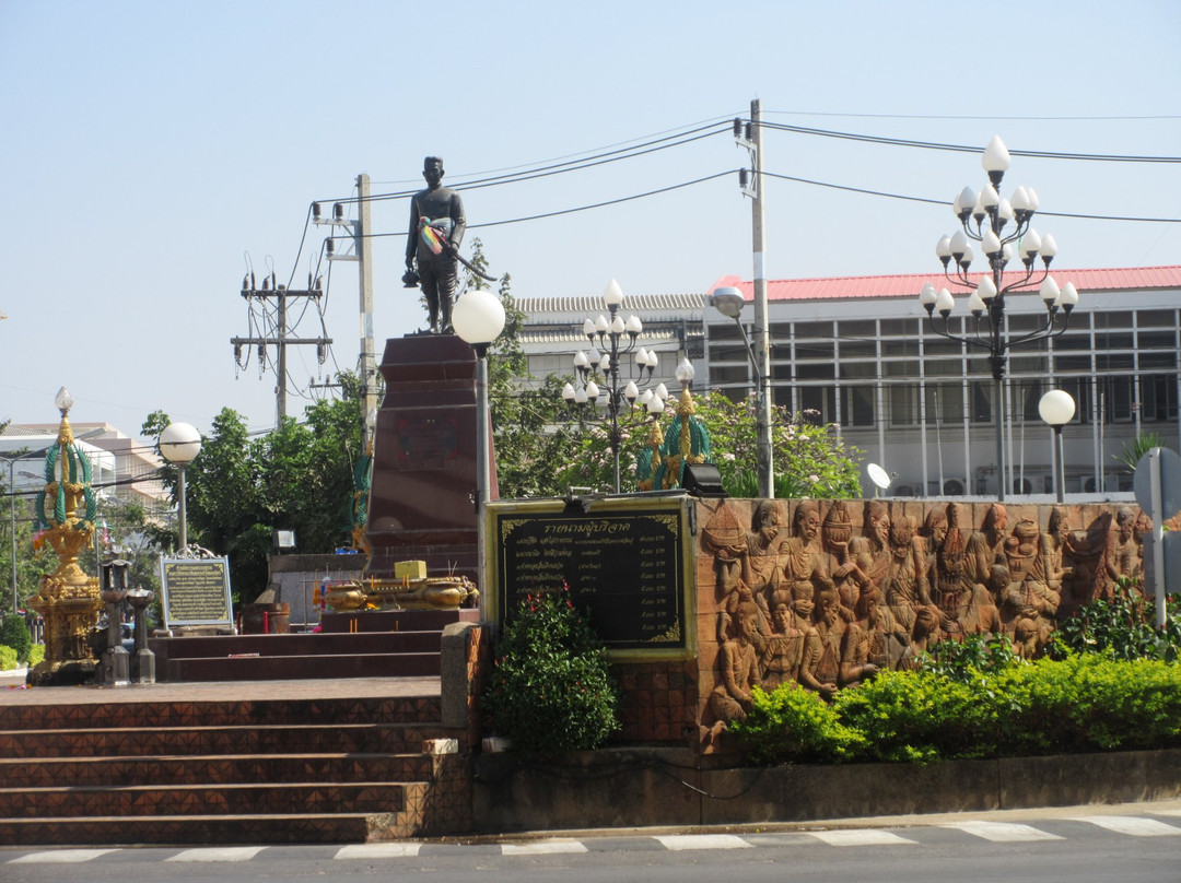 Phraya Chaisunthon Monument (Chao Somphamit)-加拉信必去景点
