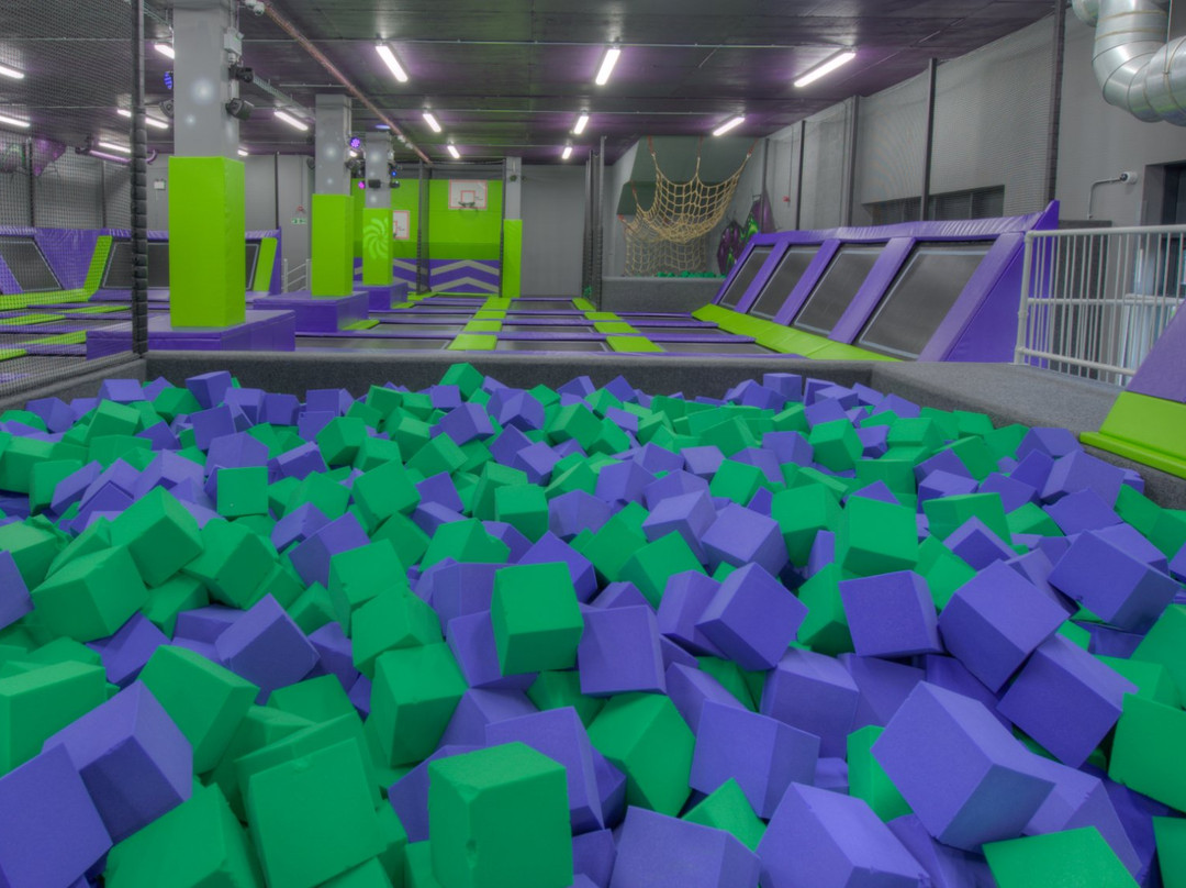 Llantarnam旅游景点-Limitless Trampoline Park