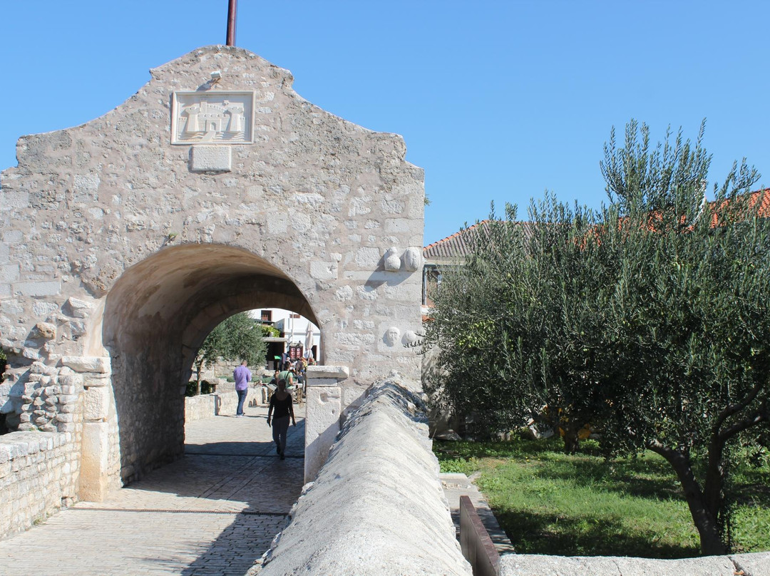 Stone Bridge and the Old Gate-Nin必去景点