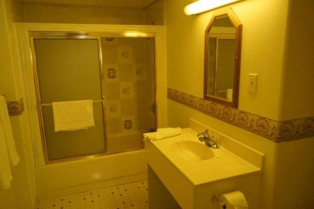 Ray and Carols Motel by the sea-浴室