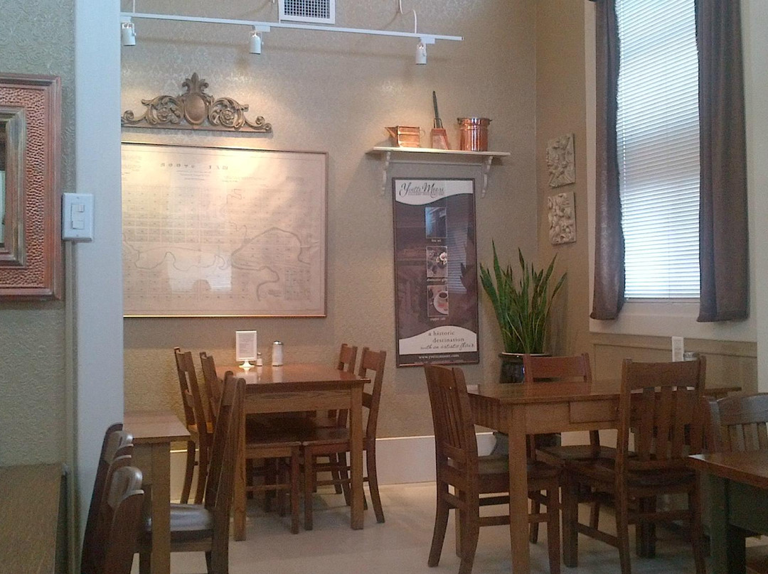 Yvette Moore Fine Art Gallery-穆斯乔必去景点